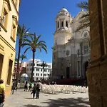 Diseno Y Confort Junto A La Catedral * קדיז